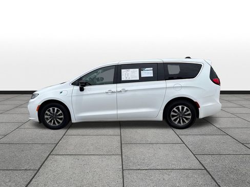 Used 2024 Chrysler Pacifica Limited FWD image 2
