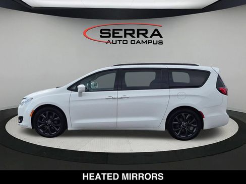 Used 2018 Chrysler Pacifica Touring-L w/ Premium Audio Group FWD image 10