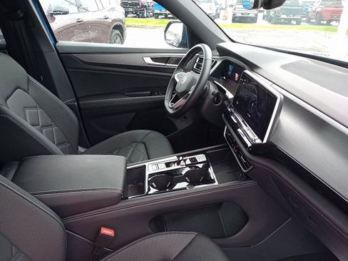 Used 2025 Volkswagen Atlas Cross Sport SE image 7