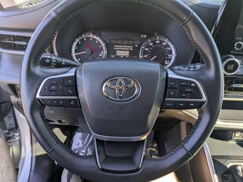 Used 2024 Toyota Highlander LE AWD/4WD image 24