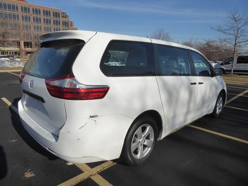 Used 2016 Toyota Sienna L image 7