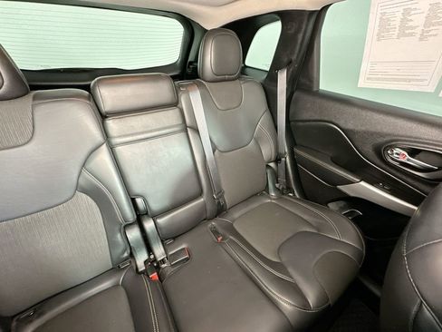 Used 2018 Jeep Cherokee Latitude Plus w/ Comfort/Convenience Group AWD/4WD image 14