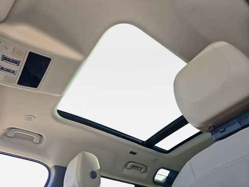 Used 2023 Land Rover Defender 110 S image 32