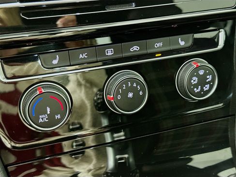 Used 2018 Volkswagen Golf 4-Door image 15