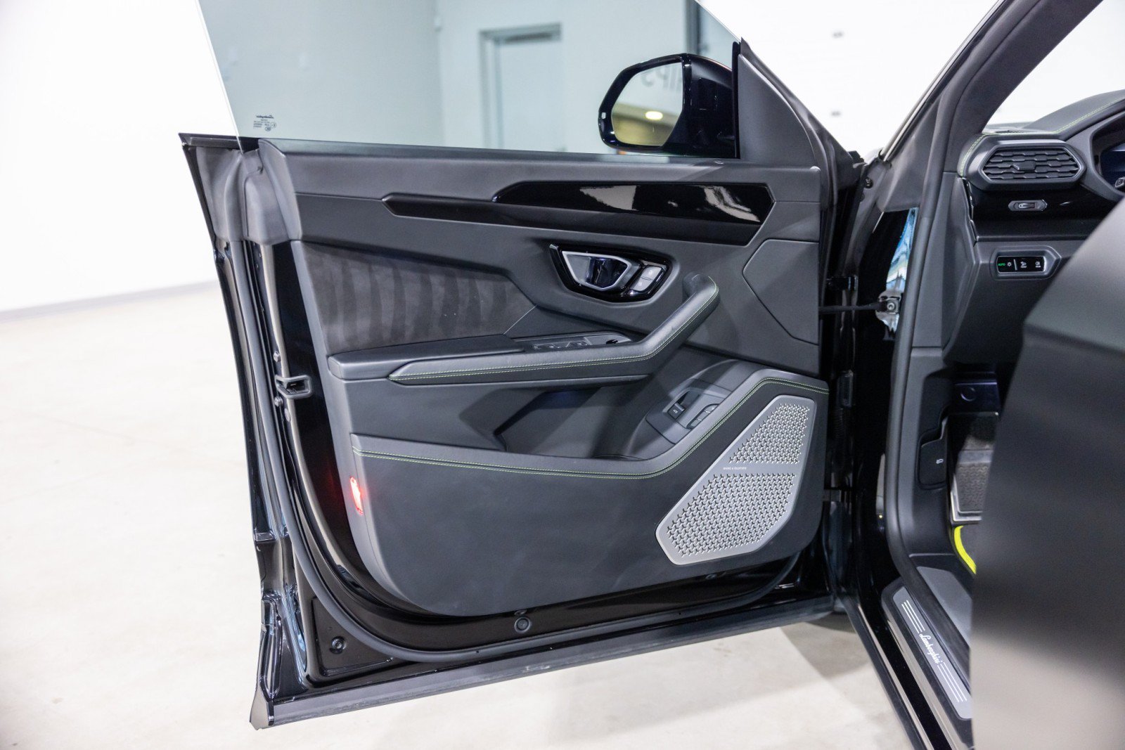 Used 2022 Lamborghini Urus AWD/4WD image 27