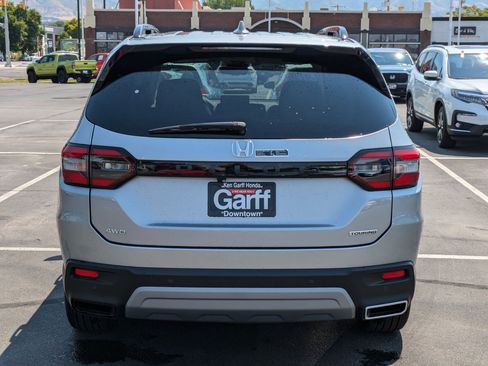 New 2025 Honda Pilot Touring image 5