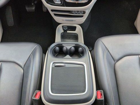 Certified 2024 Chrysler Pacifica Limited FWD image 22