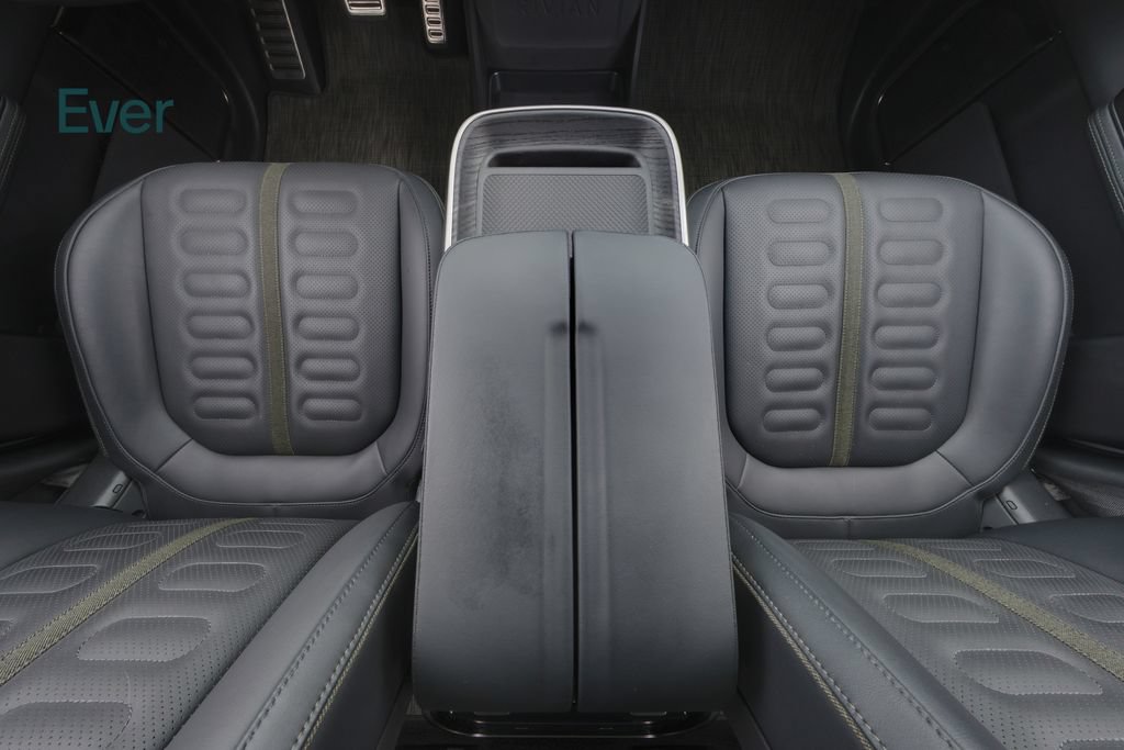 Used 2024 Rivian R1S Adventure Dual AWD/4WD image 27