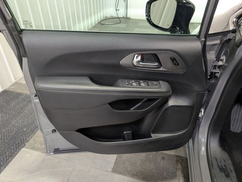 Used 2025 Chrysler Pacifica Select image 12