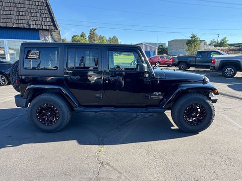 Used 2018 Jeep Wrangler Unlimited Sahara AWD/4WD image 12