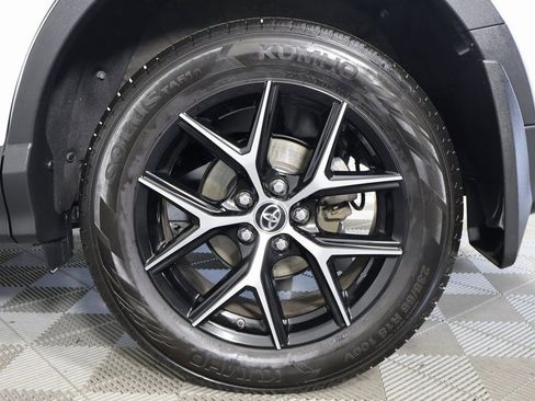Used 2018 Toyota RAV4 SE image 16