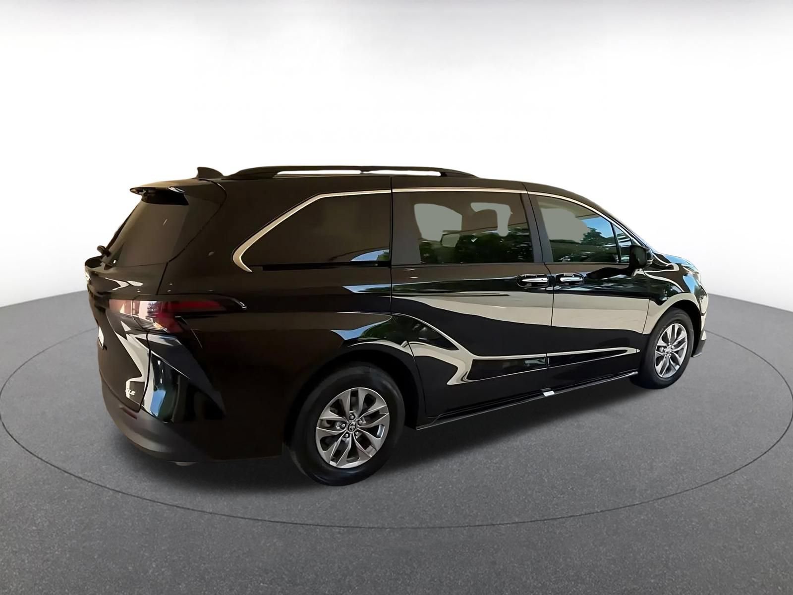 Used 2025 Toyota Sienna XLE FWD image 14