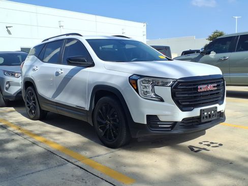 Used 2024 GMC Terrain SLE w/ Driver Convenience Package FWD image 3