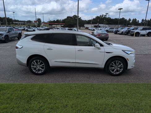 Used 2023 Buick Enclave Essence w/ Experience Buick Package FWD image 5
