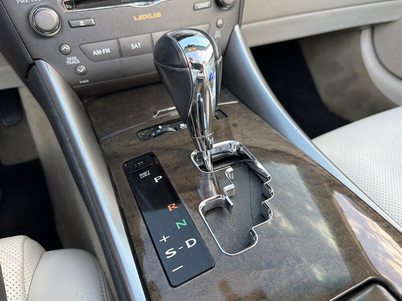 Used 2010 Lexus IS 350C w/ Luxury Pkg RWD image 21