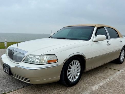 Used 2004 Lincoln Town Car Executive RWD image 1