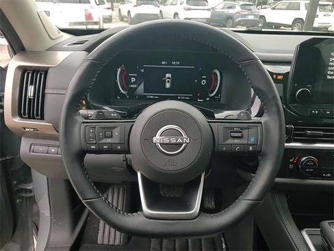 Used 2024 Nissan Pathfinder Platinum image 13