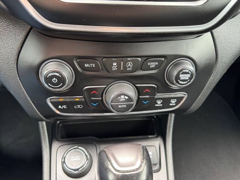 Used 2022 Jeep Cherokee Latitude Lux w/ Sun & Sound Group AWD/4WD image 23