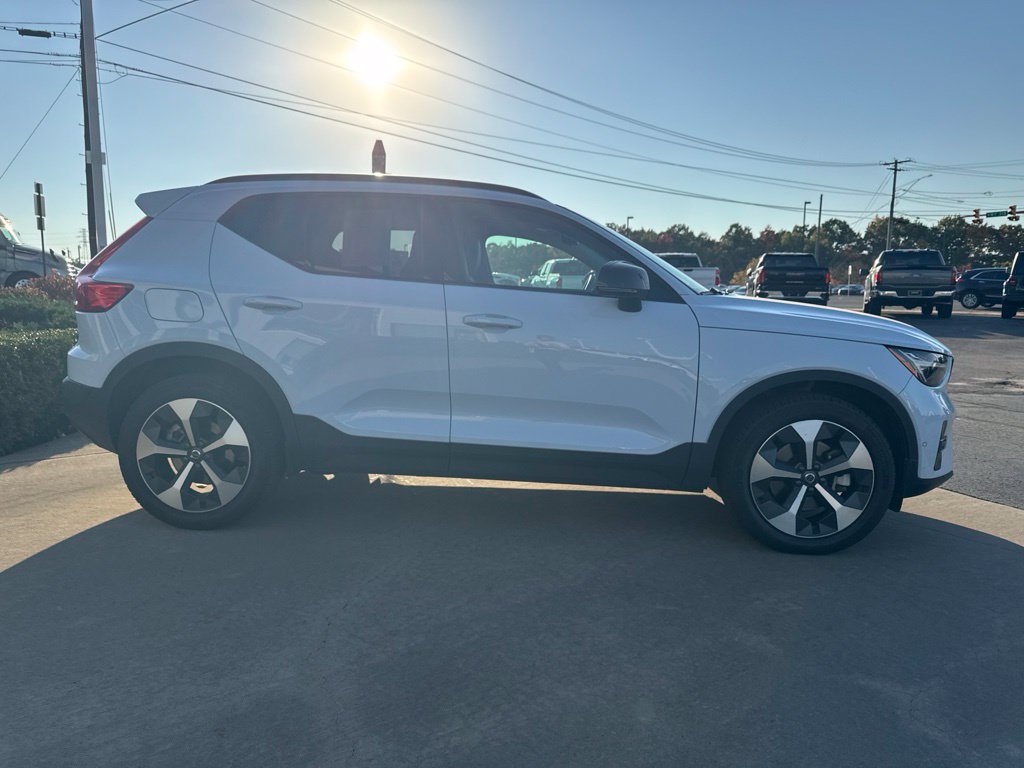 Used 2026 Volvo XC40 B5 Plus AWD/4WD image 4
