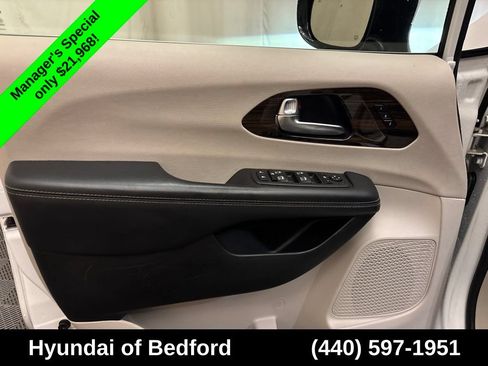 Used 2023 Chrysler Pacifica Limited FWD image 12
