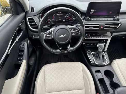Used 2023 Kia Seltos SX w/ SX Sunroof Package image 16