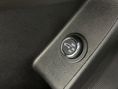 Used 2020 Chevrolet Traverse LT image 33