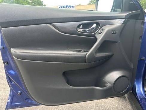 Used 2018 Nissan Rogue SV w/ Premium Package FWD image 12