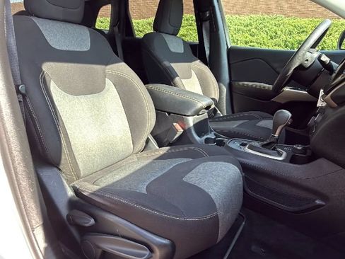 Used 2018 Jeep Cherokee Latitude w/ Safety Group AWD/4WD image 29