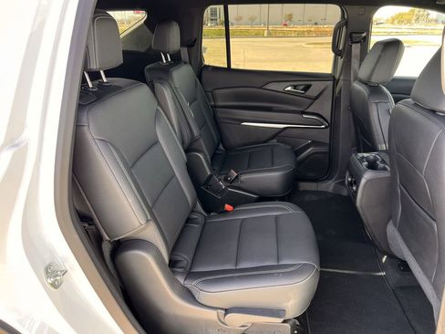 Used 2025 Chevrolet Traverse LT image 33