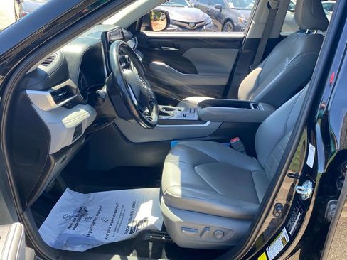 Used 2021 Toyota Highlander XLE FWD image 6