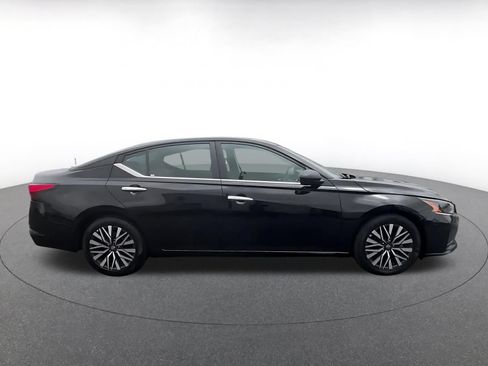 Used 2025 Nissan Altima 2.5 SV FWD image 9