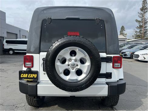 Used 2015 Jeep Wrangler Unlimited Sahara w/ Connectivity Group image 26