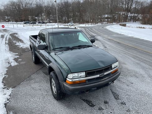 Used 2002 Chevrolet S10 Pickup LS w/ LS Preferred Equipment Group image 3