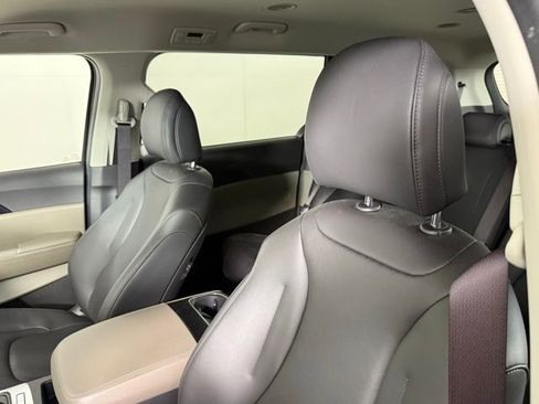 Used 2025 Kia Carnival image 17