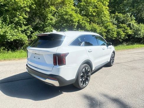 Used 2024 Kia Sorento EX FWD image 3
