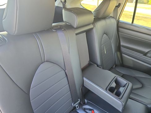 Used 2023 Toyota Highlander XLE image 12