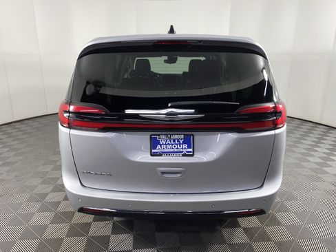Used 2024 Chrysler Pacifica Touring-L image 8
