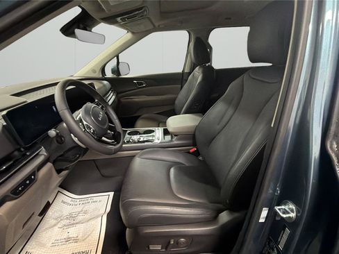 Used 2025 Kia Carnival SX FWD image 10