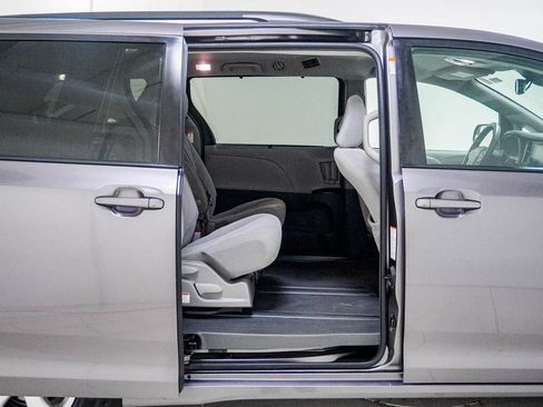 Used 2019 Toyota Sienna LE FWD image 33