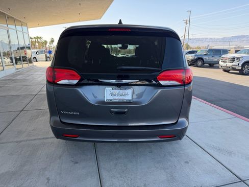 Used 2023 Chrysler Voyager LX image 4