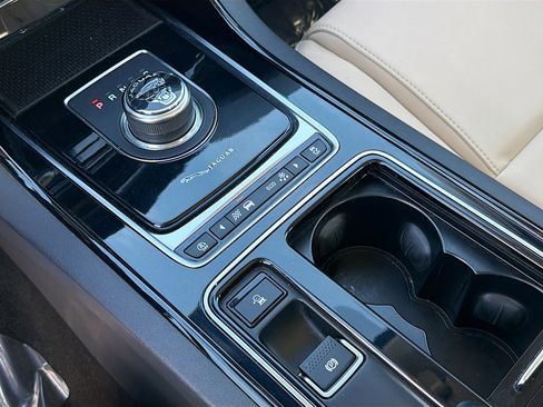 Used 2018 Jaguar XE Premium image 27