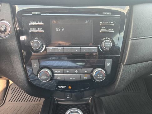 Used 2017 Nissan Rogue SV w/ Sun & Sound Touring Package FWD image 11