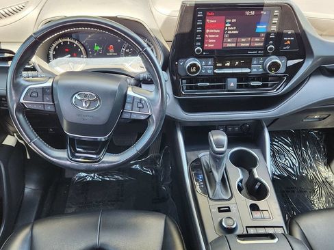 Used 2021 Toyota Highlander XSE AWD/4WD image 3