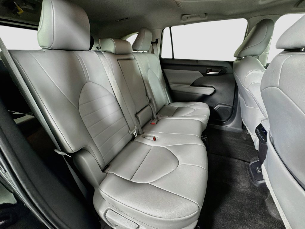 Used 2023 Toyota Highlander XLE AWD/4WD image 29