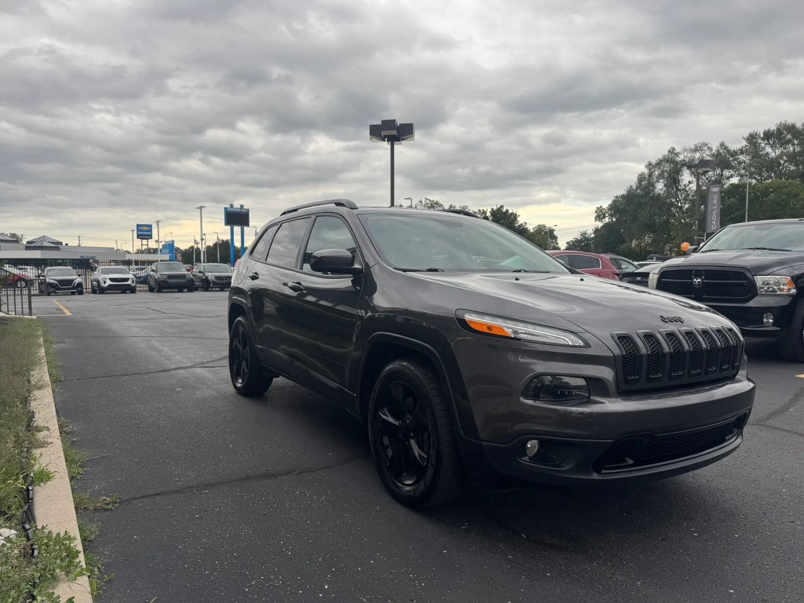 Used 2017 Jeep Cherokee High Altitude AWD/4WD image 3