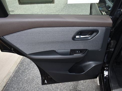 Used 2023 Nissan Rogue SV AWD/4WD image 21