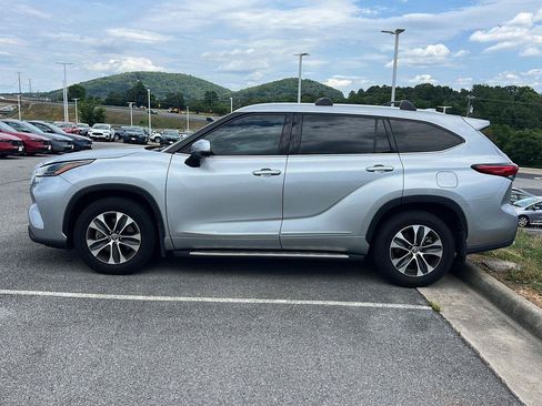 Used 2022 Toyota Highlander XLE AWD/4WD image 2