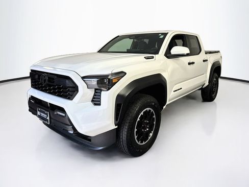 Certified 2025 Toyota Tacoma TRD Off-Road AWD/4WD image 3
