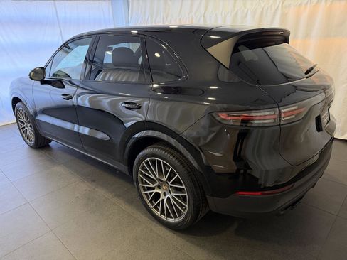 Used 2022 Porsche Cayenne Platinum Edition image 3