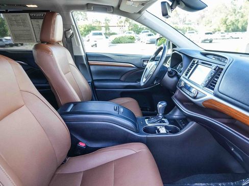 Used 2017 Toyota Highlander Limited AWD/4WD image 17